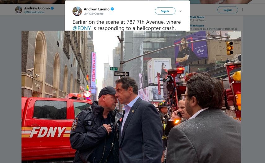 El gobernador de Nueva York, Andrew Cuomo (cen.), es visto en las inmediaciones del lugar donde se produjo el accidente de un helicóptero que se estrelló contra un rascacielos en Manhattan.