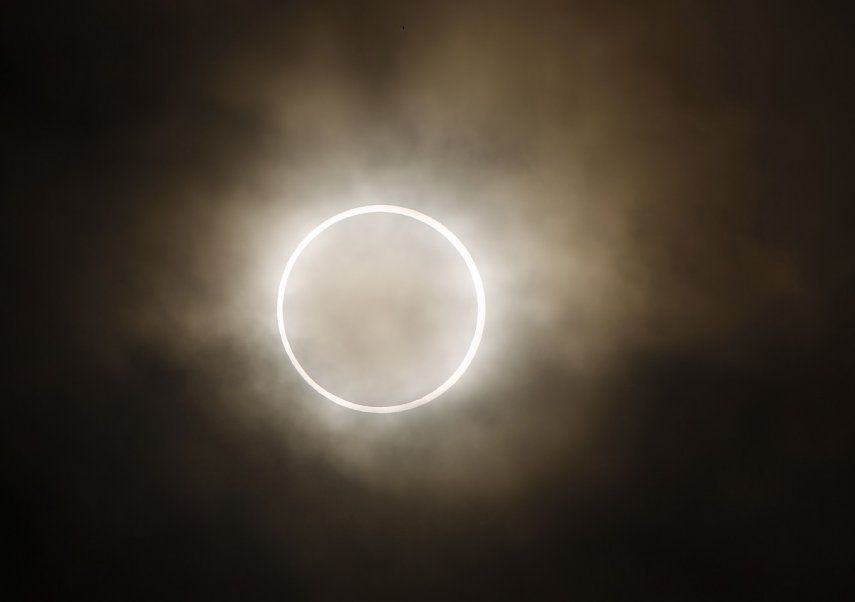 Un eclipse anular solar es visto desde un parque en Yokohama, Japón, cerca de Tokio, el lunes 21 de mayo de 2012.&nbsp;
