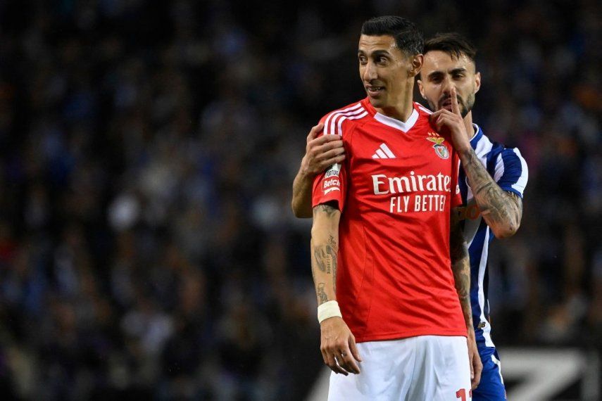 El jugador del Benfica y campeón del mundo con Argentina en Catar 2022, Ángel Di María (izquierda), y el portugués del Porto, Fabio Vieira, hablan durante un partido, el 6 de abril de 2025.