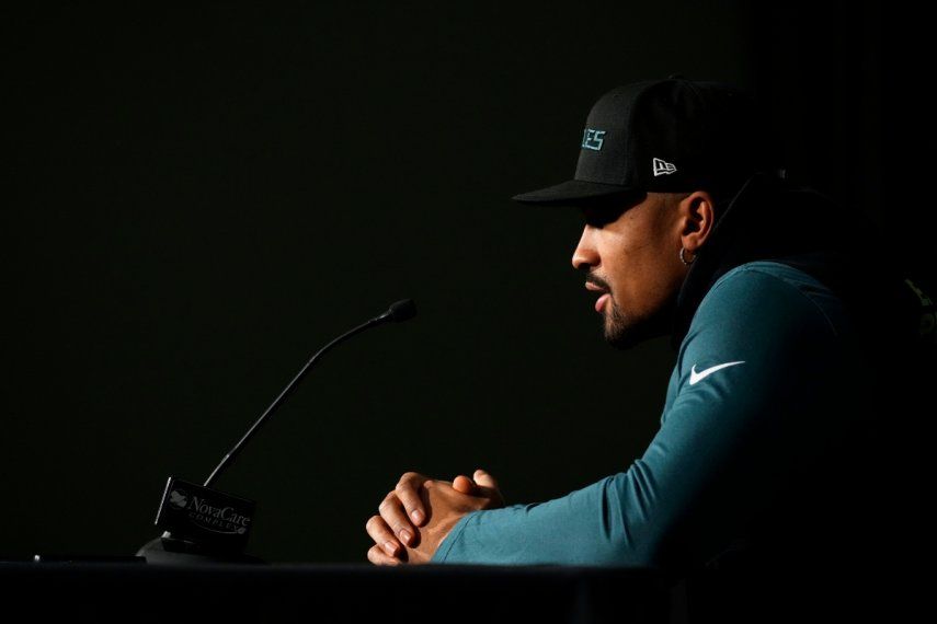 Jalen Hurts, de los Eagles de Filadelfia, habla en una conferencia de prensa el jueves 2 de febrero de 2023&nbsp;