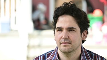 Scott Krakower, un psiquiatra posa frente a su casa el 8 de julio de 2020 en Port Washington en Long Island, Nueva York. Krakower dice que le diagnosticaron COVID-19 en abril y que todav&iacute;a tiene s&iacute;ntomas hoy.