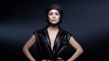 En esta foto de archivo tomada el 3 de febrero de 2021, la cantante y músico francesa Barbara Pravi posa durante una sesión de fotos en París.&nbsp;