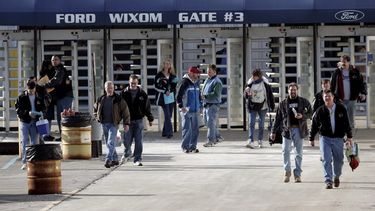 Trabajadores abandonan la sede de la&nbsp;automotriz&nbsp;Ford de Wixom, en Michigan.