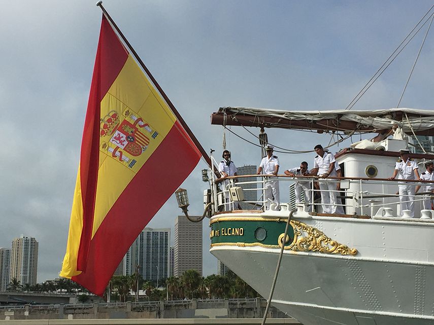 El pabellón español anuncia la presencia del navío en Miami.
