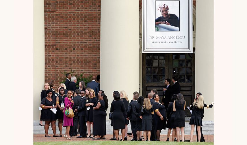 Dolientes esperan afuera de la capilla de la universidad de Wake Forest, donde se realizó la ceremonia. (AP)