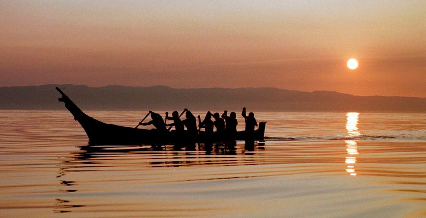 Integrantes de la tribu indígena norteamericana Makah reman rumbo de Neah Bay, Washington, hacia aguas abiertas del Océano Pacífico durante una cacería de ballena planeada, el 20 de agosto de 1998. (AP Foto/Elaine Thompson, archivo)