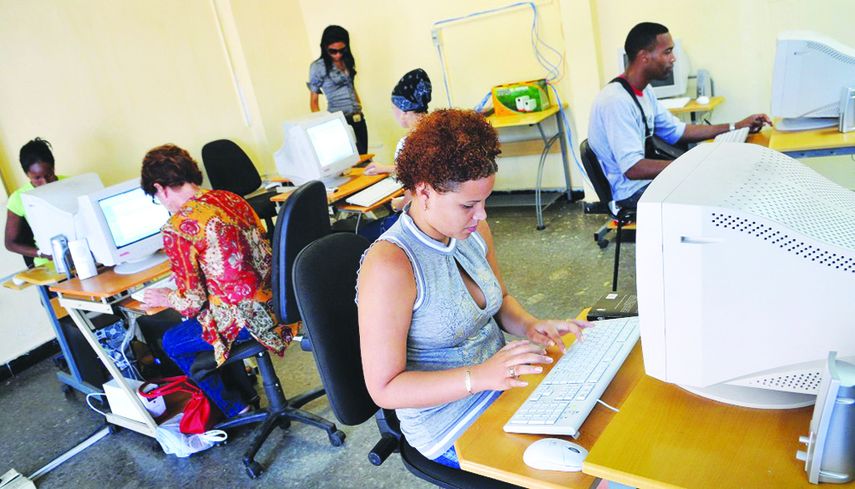 El uso de internet continúa expandiéndose a cuentagotas y a precios escandalosos en Cuba. EFE