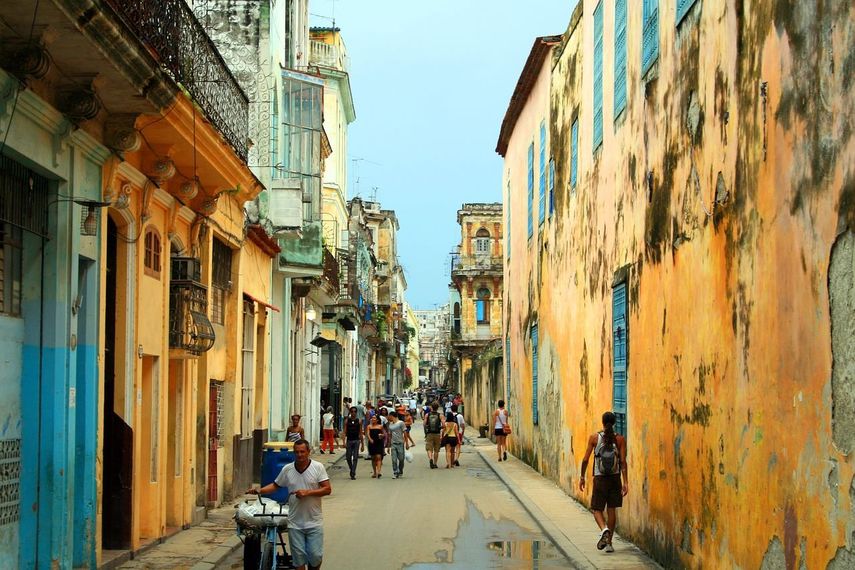 Cubanos caminan por una de las calles de La Habana. 