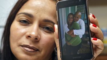 Yarelis Guti&eacute;rrez Barrios sostiene un celular con la fotograf&iacute;a de ella y su pareja Roylan Hern&aacute;ndez Diaz, un solicitante de asilo en Estados Unidos que se colg&oacute; en una celda de Luisiana.
