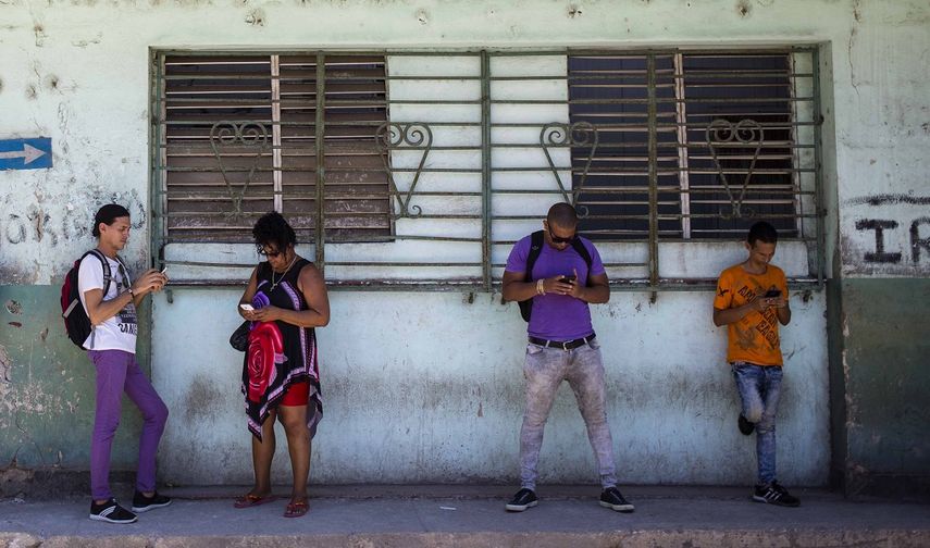 Un grupo de cubanos se conecta a Internet.