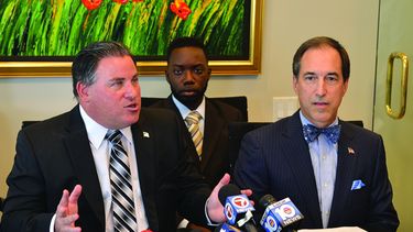 El destituido alcalde de Miami Lakes, Michael Pizzi, acompañado de su equipo de abogados ofreció una conferencia de prensa el jueves en la tarde. (ÁLVARO MATA)