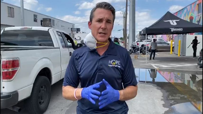 Exsenador Ren&eacute; Garc&iacute;a, durante la repartici&oacute;n de&nbsp;desinfectante para manos.