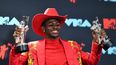 En esta foto de archivo, el rapero estadounidense Lil Nas X posa con el premio Canción del año en la sala de prensa durante los MTV Video Music Awards 2019 en el Prudential Center en Newark, Nueva Jersey el 26 de agosto de 2019.&nbsp;