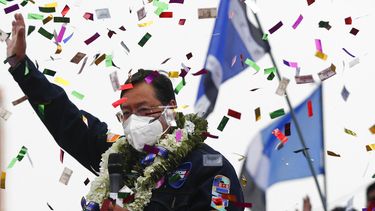 El candidato presidencial boliviano del Movimiento al Socialismo (MAS), Luis Arce, saluda a sus partidarios durante el cierre de su campaña para las elecciones presidenciales del 18 de octubre en El Alto, Bolivia, el miércoles 14 de octubre de 2020.