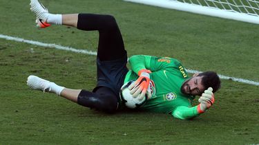 El portero debe tener al menos una parte de un pie en o sobre la línea de gol cuando el tiro penalti se ejecute; no puede estar detrás de la línea.