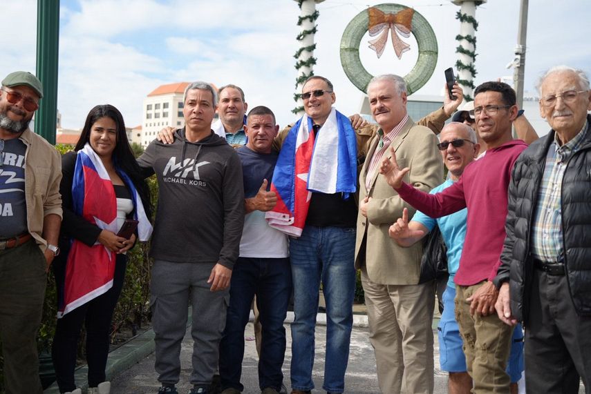 José Daniel Ferrer se congregó con un grupo de manifestantes de diversas nacionalidades para celebrar la operación militar ejecutada contra el dictador venezolano.