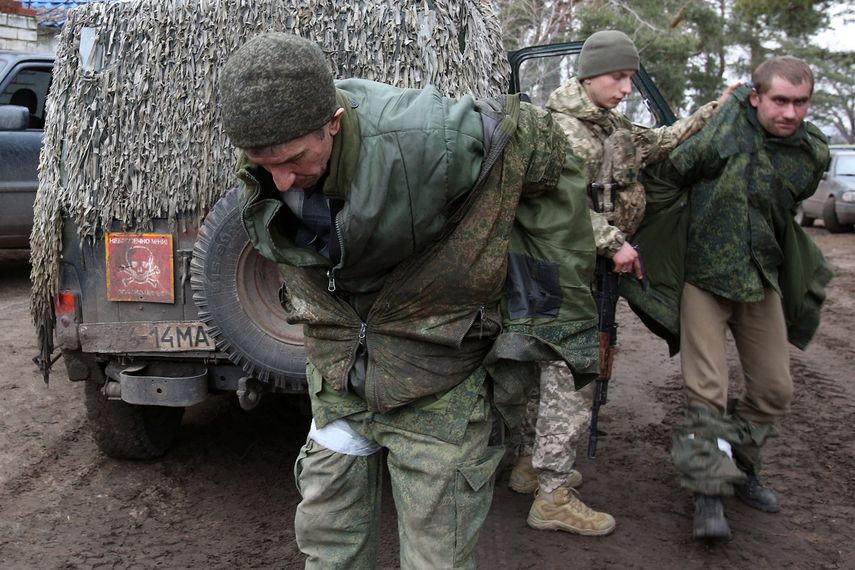 Las fuerzas ucranianas detienen a militares de la autoproclamada República Popular de Lugansk que fueron capturados durante el ataque matutino contra la ciudad de Schastye, cerca de la ciudad de Lugansk, en el este de Ucrania, el 24 de febrero de 2022.&nbsp;&nbsp;