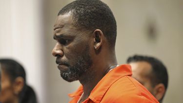 En esta foto del 19 de septiembre de 2019, El cantante R. Kelly durante una audiencia en la corte penal de Leighton en Chicago.