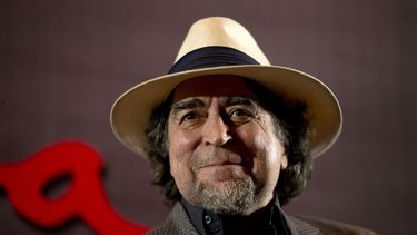 El cantautor español Joaquín Sabina responde preguntas durante una conferencia de prensa en la Ciudad de México el 29 de abril de 2015.&nbsp;