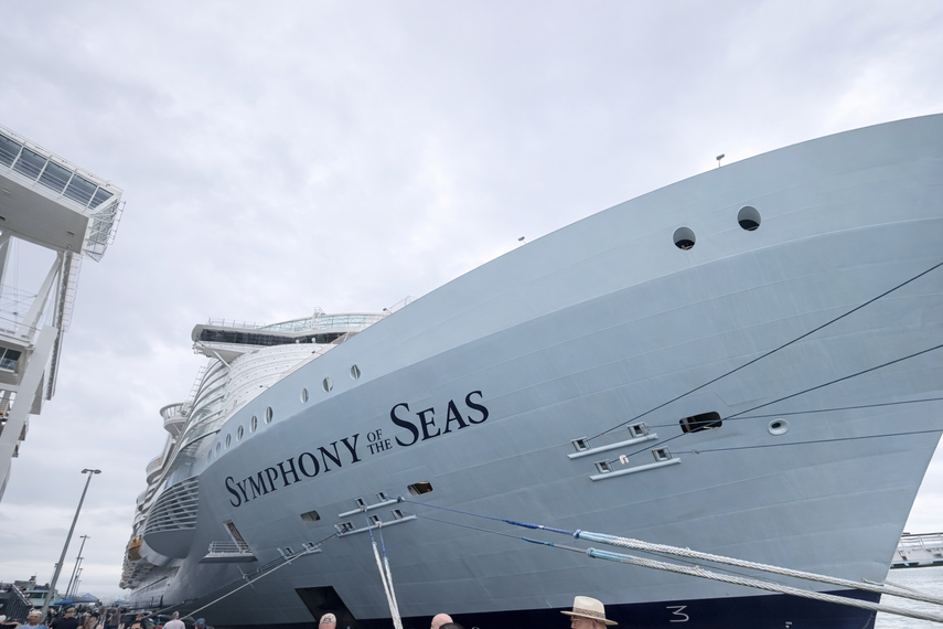 En esta ocasión, la embarcación realiza un itinerario especial vinculado a un viaje temático organizado por Atlantis Events, promocionado como uno de los mayores encuentros festivos de la comunidad LGBTQ+ en altamar.