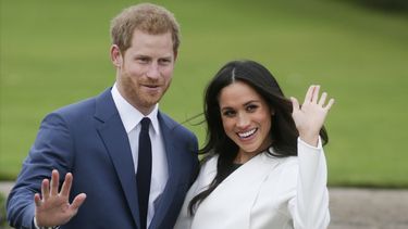 En esta foto de archivo tomada el 27 de noviembre de 2017, el Pr&iacute;ncipe Harry de Gran Breta&ntilde;a y su prometida, la actriz estadounidense Meghan Markle, posan para una fotograf&iacute;a en el Jard&iacute;n Hundido en el Palacio de Kensington en el oeste de Londres tras el anuncio de su compromiso.