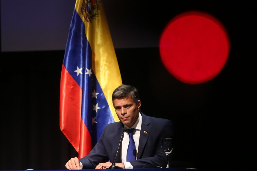El líder opositor venezolano Leopoldo López pronuncia su primer mensaje tras su salida de Venezuela, en el Círculo de Bellas Artes de Madrid.