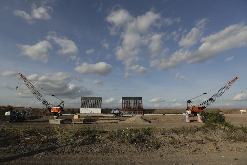 En esta fotograf&iacute;a de archivo del 7 de noviembre de 2019, un equipo de construcci&oacute;n coloca los primeros p&aacute;neles de un muro en la frontera de Estados Unidos y M&eacute;xico en Donna, Texas.&nbsp;