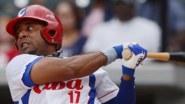 Guerra jugó 10 temporadas en Cuba y promedió para 303 con 76 jonrones. (CORTESÍA/SWINGCOMPLETO)