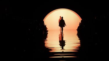 En esta foto del 19 de septiembre de 2019, modelos lucen diseños de la colección primavera-verano 2020 de Fendi en la Semana de la Moda de Mil&aacute;n.