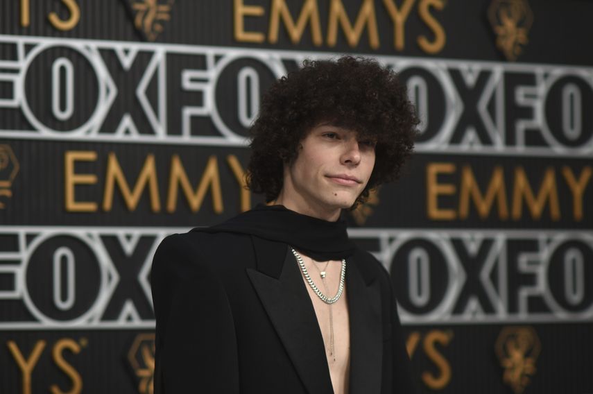 Reece Feldman llega a la 75ª edición de los premios Emmy el lunes 15 de enero de 2024 en el Peacock Theatre de Los Ángeles.