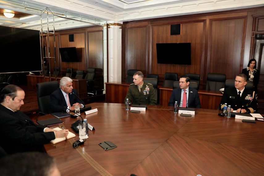 Fotografía cedida por la Presidencia de Panamá del presidente panameño José Raúl Mulino (2-i) reunido con el jefe del Comando Sur de Estados Unidos, Francis Donovan (c), este martes, en la Ciudad de Panamá (Panamá). EFE