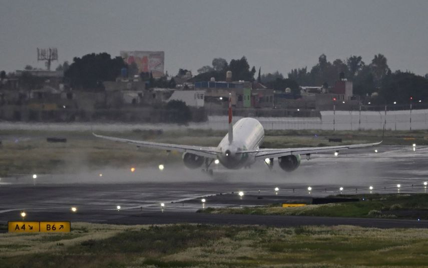 &nbsp;Un avión despega bajo la lluvia del Aeropuerto Internacional Benito Juárez en la Ciudad de México el 12 de agosto de 2025.