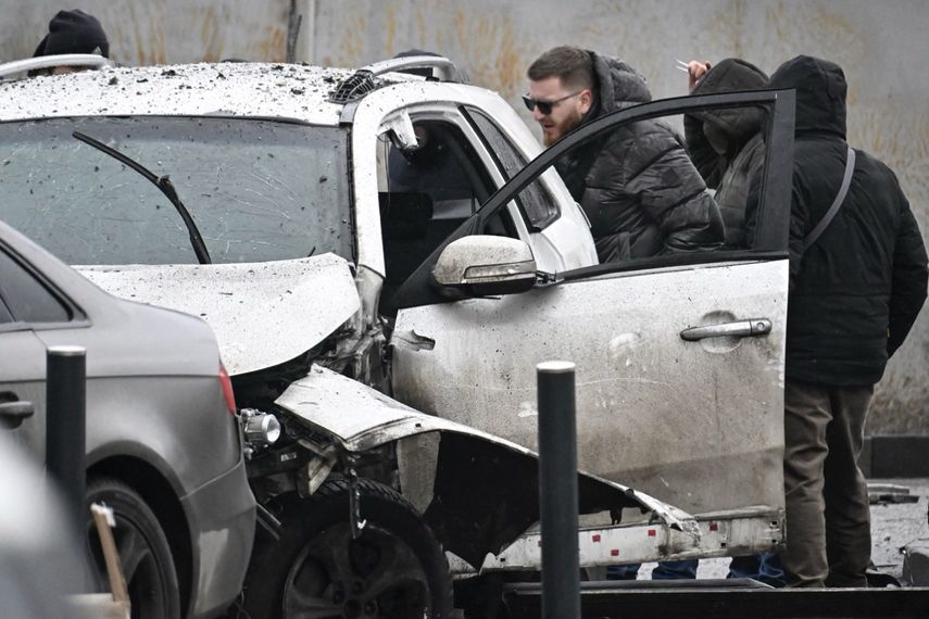Investigadores trabajan en el lugar de la explosión de un coche en el sur de Moscú el 22 de diciembre de 2025. El teniente general Fanil Sarvarov, jefe del departamento de entrenamiento del Estado Mayor, murió en Moscú el 22 de diciembre de 2025 tras la explosión de un artefacto explosivo colocado debajo de su coche, según informaron los investigadores en un comunicado.