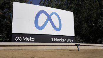 Logo de Meta, la empresa matriz de Facebook e Instagram, en la sede de la compañía en Menlo Park, California, 28 de octubre de 2021. Facebook identificó y detuvo una extensa red de cuentas falsas que difundían propaganda rusa sobre la invasión de Ucrania en toda Europa occidental, informó Meta el martes 27 de seriembre de 2022.. 