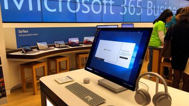 Clientes en una tienda de Microsoft en un suburbio de Boston.&nbsp; &nbsp;