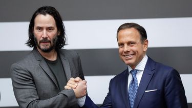 El actor canadiense Keanu Reeves posa con el gobernador del Estado de Sao Paulo, João Doria, este miércoles tras una reunión en el Palacio de los Bandeirantes, en Sao Paulo, Brasil.
