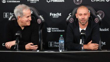 Jorge Mas, el dueño y gerente del Inter Miami, escucha a Javier Mascherano hablar con los medios luego de ser presentado como entrenador en jefe durante una conferencia de prensa en el Chase Stadium el 3 de diciembre de 2024 en Fort Lauderdale, Florida