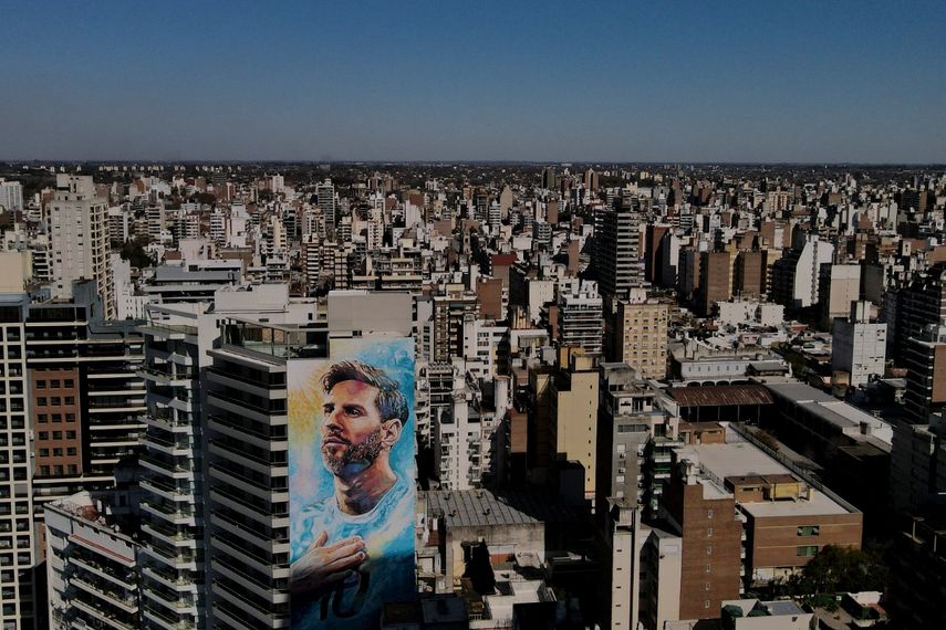 Un mural de Lionel Messi en la fachada de un edificio de apartamenetos de Rosario, Argentina, el viernes 19 de agosto de 2022.&nbsp;