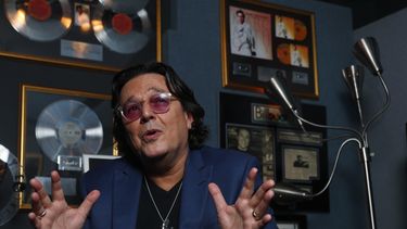 En esta foto del martes 8 de octubre de 2019, el m&uacute;sico cubano-estadounidense Rudy P&eacute;rez durante una entrevista a The Associated Press en su casa en Miami Beach, Florida.