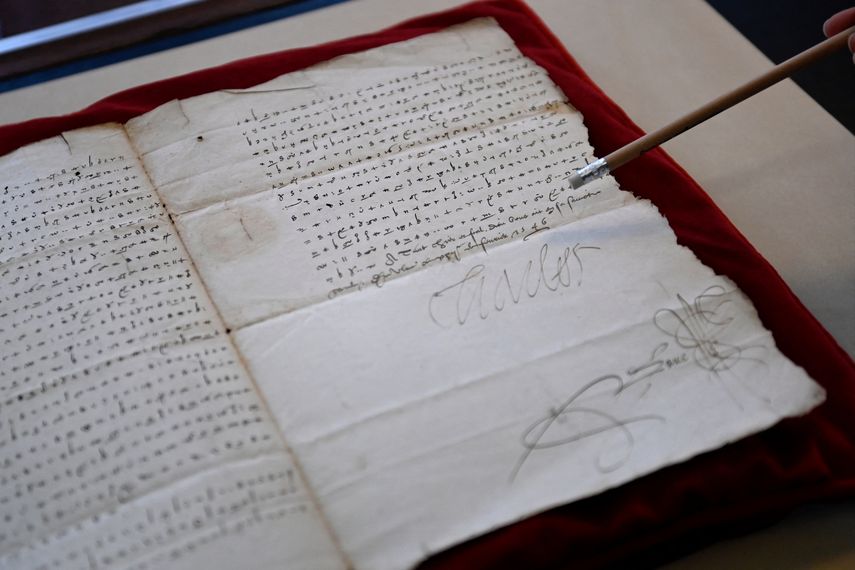 Esta fotografía tomada el 23 de noviembre de 2022 muestra una carta cifrada de Carlos V, también conocido como Charles Quint, emperador del Sacro Imperio Romano Germánico y archiduque de Austria, fechada en 1547, en la biblioteca Stanislas de Nancy, en el noreste de Francia.