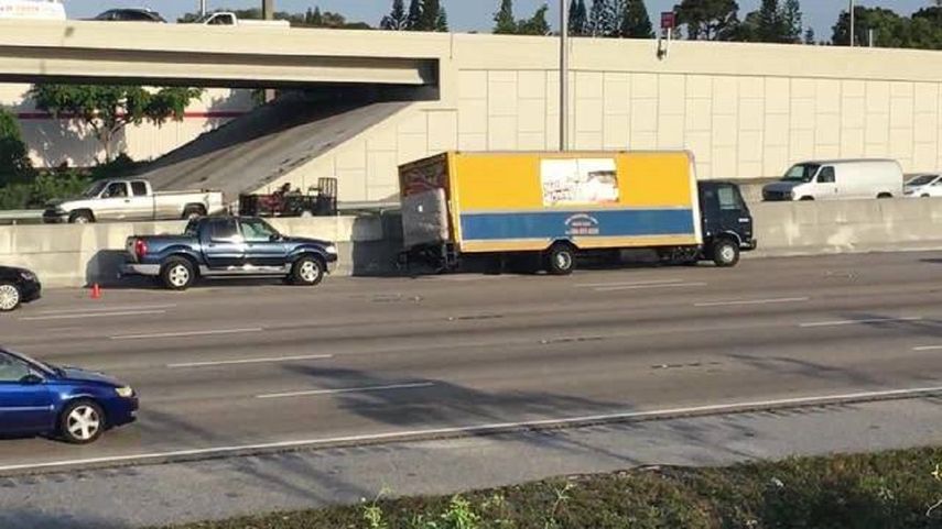 Camión pierde su carga al volcarla&nbsp; sobre la I-95 en el condado de Palm Beach