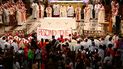  Los indígenas sostienen una pancarta en una protesta mientras el Papa Francisco celebra la Misa en el Santuario Nacional de Sainte-Anne-de-Beaupré en Quebec, Canadá, el 28 de julio de 2022. 