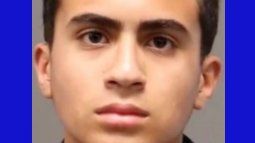 Derek Rosa es sospechoso de asesinar a su madre a puñaladas el 12 de junio de 2023. Derek Rosa es sospechoso de asesinar a su madre a puñaladas el 12 de junio de 2023.