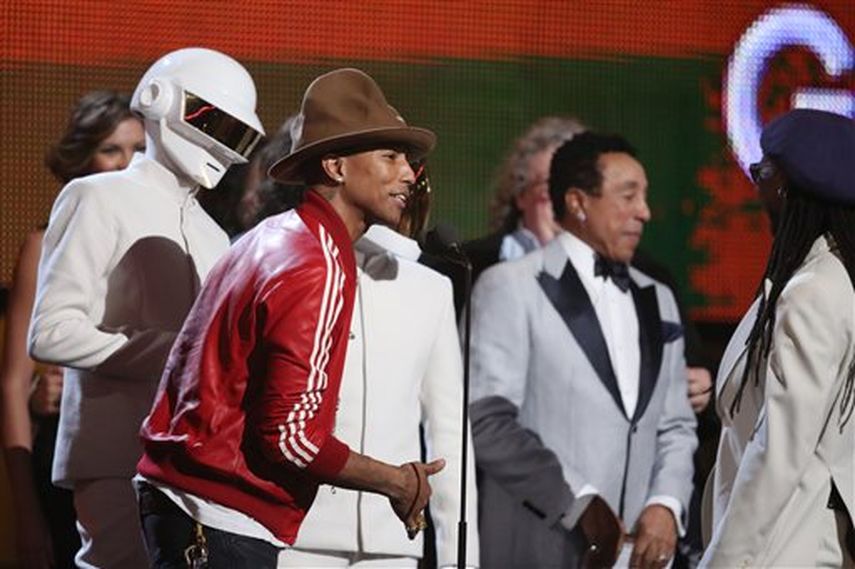 El duo francés Daft Punk recibe uno de los premios Grammy. (AP)