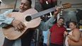 El trovador callejero &Aacute;ngel Alvarado, conocido como Allan El Trovador entona una canci&oacute;n que compuso sobre el coronavirus en Guayaquil, Ecuador, el martes 3 de marzo de 2020.&nbsp;