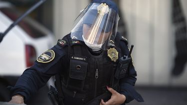 Una oficial de la Policía en México usa una máscara mientras investiga un caso, el 8 de abril de 2020.