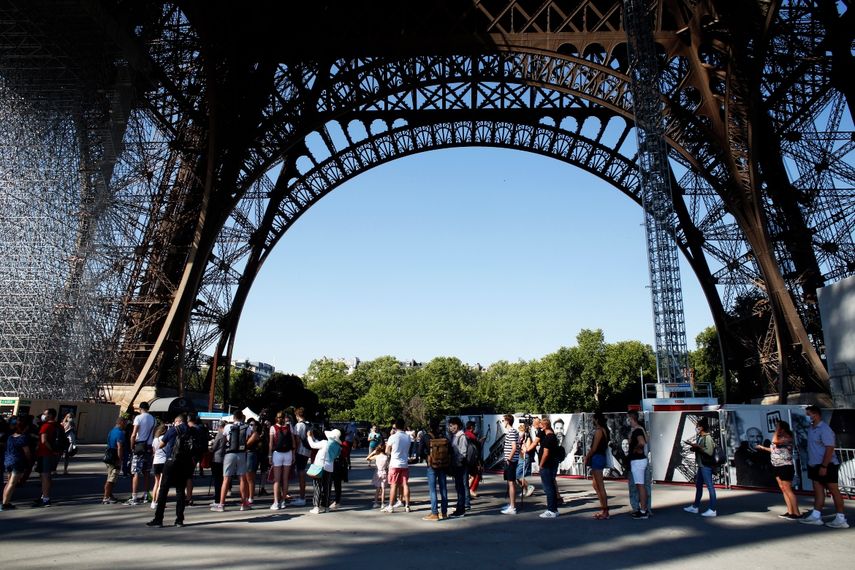 Turistas visitan la Torre Eiffel el 25 de junio del 2020, en Par&iacute;s. El monumento reabri&oacute; despu&eacute;s de 104 d&iacute;as debido a la crisis del coronavirus, su cierre m&aacute;s largo en tiempos de paz.&nbsp;