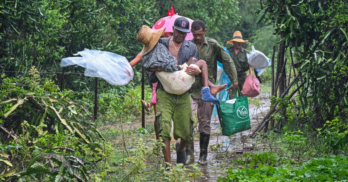 Cubanos se refugian lejos de la costa ante la llegada de huracán Melissa