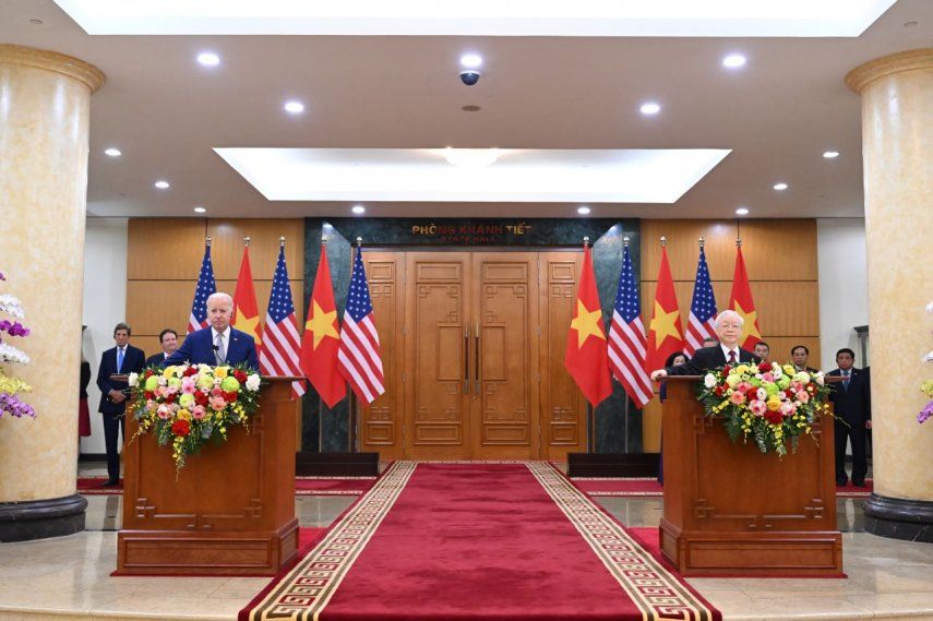 El presidente Joe Biden y el secretario general del Partido Comunista de Vietnam, Nguyen Phu Trong, hablan con los medios de comunicación después de una reunión en la sede del Partido Comunista de Vietnam en Hanoi el 10 de septiembre de 2023.&nbsp; &nbsp;
