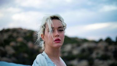 katy perry le canta a la resiliencia humana con daisies